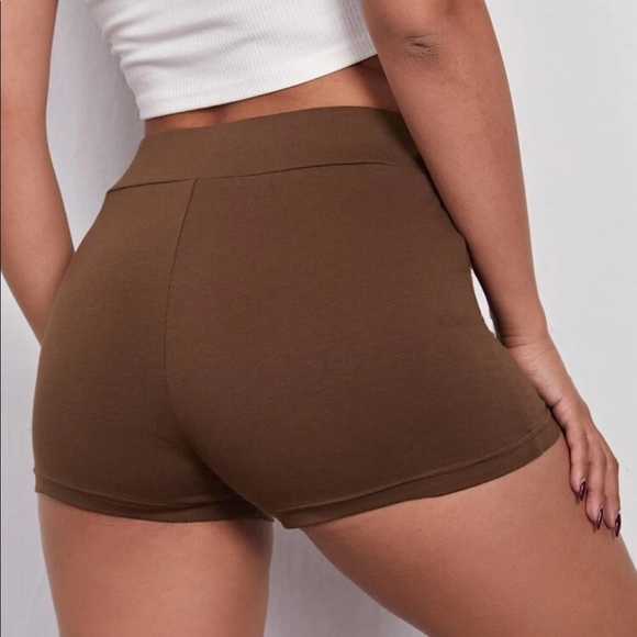 BROWN SHORT SHORTS - Picture 2 of 3